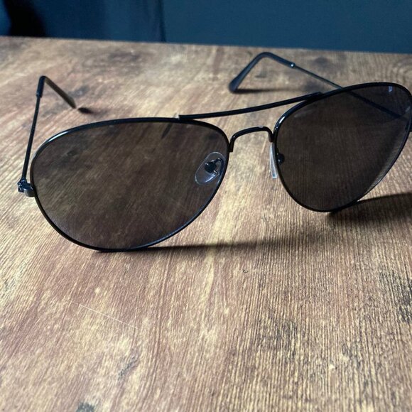 Unisex Black Wire Frame Aviator Sunglasses with Dark Lenses - Picture 2 of 8